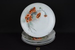 Lote de 5 pratos rasos em porcelana pintada à mão com motivo floral assinados - diâm. 25cm. Uma peça apresenta avaria