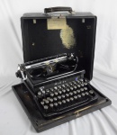 Antiga máquina de escrever italiana Everest mod. 90 com estojo