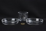 Lote de 3 pequenos recipientes em cristal europeu lapidados e numerados - comp. 11,5cm (maior peça)