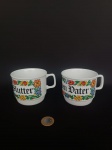 Conjunto de 2 canecos de chopp em porcelana nacional e par de xícaras com decoração em alemão - alt. 18cm (maior peça)