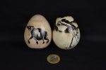 Par de ovos em pedra decorados com imagens de animais africanos - comp. 08cm
