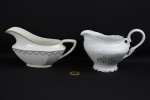 Lote de molheira em porcelana inglesa Johnson Bros. Art Deco e molheira em porcelana nacional ornada com flores e filetes dourados - comp. 20cm (maior peça)