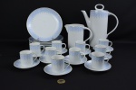 Conjunto para café em porcelana Shmidt composto de bule, leiteira, 10 xícaras, 10 pires e 5 pratos para torta - alt. 24cm (bule) 