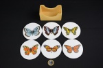Conjunto de suporte e 6 porta copos em porcelana decorados com imagens de espécies de borboletas - diâm. 09,5cm