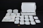 Conjunto em porcelana branca composto de 3 pequenas bandejas, 2 pratos retangulares, 18 pequenos recipientes para manteiga ou geléia e 2 ramequins - med. 26x18cm