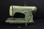 Máquina de costura Elgin Ultramatic na cor verde