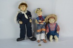 Lote de 3 bonecos colecionáveis, sendo um da Frida Kahlo ( tiragem de 3300), um de criança do campo ( com perdas na porcelana dos pés) e outro representando marinheiro -med. 40cm