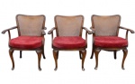 Trio de poltronas em madeira entalhada, com assento e encosto em palha trançada e almofada aveludada vermelha ( assento de uma e encosto de outra necessitam restauro) -med. 83cm de altura