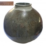 MIEKO, - Vaso japonês em cerâmica vitrifica rajado, assinado e datado no verso,  O trabalho da cera