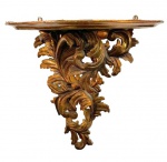 Antiga Peanha em madeira de Lei do final do Século XIX, ricamente entalhada ao estilo Rococó e folhe