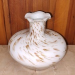 Belo Vaso antigo em Murano e opalina branca com pigmentos tradicionais em pó de  ouro e medindo 15 c