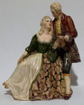Bela escultura em porcelana representando casal de fidalgos com rica policromia.  Medidas 33 cm alt.