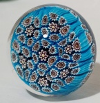 Peso de papel em vidro ao estilo murano MILLEFIORI em tom azul com detalhes em branco. Medidas 4 cm