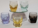Conjunto com 5 copos em cristal MOSER para licor, coloridos, base em feitio facetado. Czechoslovakia