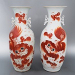 Par de grandes vasos em porcelana chinesa, corpo em formato balaustre com grande pintura de cães de