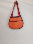 Bolsa  com alça emborrachada  marcada  Gilson Martins. Med: 58 cm de comprimento x 34 cm de largura x 12 cm  , nao possui fecho.