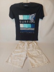 conjunto de roupa  infantil masculina composto  por 1 bermuda marca Oshkosh, tamanho 8 anos, na cor bege, 100% algodão e camisa preta com estampa de surfing, tamanho 10 anos, 100% algodão, marca Two.