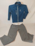 Conjunto de roupa infantil feminina composta por 1 casaco marca jotunneim, 100% poliester, tamanho 116 americano (M) e calça marca Tommy Hilfiger, tamanho M (8-10),30 % poliester e 70%  algodão altura 77 cm, ambas as peças apresentam marca de uso e mancha.