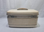 Antiga frasqueira da marca Samsonite, modelo Silhouette. Medindo 37cm x 17cm x 21cm de altura.