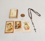 Lote sacro 6 peças sendo 1 missal, , terço, 1 medalha e 3 santos mede missal 6 x 10,5 cm