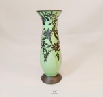 Antigo .Vaso Floreira  tonalidade verde em porcelana Real, pintada flores com interior branco . Com  pequna avaria na borda  e embaixo mede 20,5 cm x 7 cm