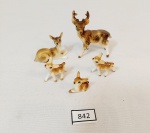 Jogo de 5  miniaturas em porcelana representando  familia  de sevos . medida maior 6 cm de altura