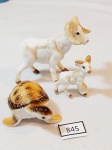 Jogo 3 miniaturas em porcelana, representando, animais. Medida6cm x 5 cm , maior e menor  3 cmx 4 cm o menor