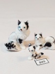 Jogo de  3 miniaturas representando gatos em porcelana inglesa, medida maior 5 cm x 4 cm, menor 2,5x3 cm 