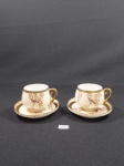 Par de xicaras de café em porcelana oriental decorada flores e passaro. gueixa ao fundo mede 5 cm x 5 cm e pires 9,5 cm