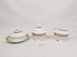 3 Peças sendo Leiteira, açucareiro e mantegueira em porcelana Real com borda decorada ouro e marrom. Mede leiteira 9,5 cm x 10,5 x 7,5 cm, mantegueira 3x 8 cm e açucareiro 8 cm x 8 cm