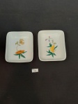 2 petisqueiras em porcelana com decoração floral. Med. 12 cm de comprimento x 9,5 cm de largura x 2 cm de altura 