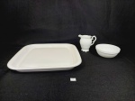 Lote 3 Peças em porcelana e vidro sendo 1 travessa quadrada corning , 1 leiteira e 1 bowl em vidro frances. Mede travessa 30 cm x 31 cm , bowl 5 cm x 12 cm , leiteira 10 cm