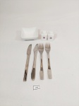 Kit Cia Aerea Diversas com 7 Peças sendo 2 facas, 2 garfos, petisqueira, saleiro e Pimenteiro. Medida:saleiro 4 cm , petisqueira 7,5 cm x7,5 cm, garfos 16,5 cm e facas 17 cm