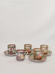 Jogo composto por 5 xícaras de café e 4 pires em porcelana oriental, em dois modelos diferentes ricamente decorados com tema oriental com gueixa e flores, 1 APRESENTA GUEIXa ao fundo . Medida: xícara 5,5 cm por 5,5 cm de altura, pires maior 11,5 cm, menor 11 cm