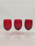 3 taças para vinho em vidro no tonalidade rubi, base circular . Medida: 6 cm D x 14 cm de altura