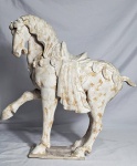 Escultura de cavalo chines em terracota. Apresenta danos e base com um pequeno lascado. Med.: 52 x 5