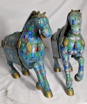 Par estatuetas de cavalos em metal dourado com rica policromia, peças numeradas. Med.: 39 x 47 cm.