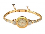 Relógio feminino Ômega em ouro 18k, branco e amarelo com pequenos diamantes. Argola do fecho