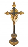 Antigo Crucifixo com Cristo em madeira policromada. Detalhes em dourado. Marcas de uso e do te