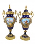 Par de ânforas em porcelana francesa, na cor azul cobalto, decorados com detalhes em dourado e em re