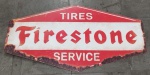 Antiga placa de metal Tires FIRESTONE Service. Medindo 102x54 cm. Apresenta marcas do tempo. ATENÇÃO