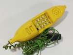 Excêntrico telefone representando uma banana. Não testada. Medindo 28 cm. ATENÇÃO! Produto sendo vendido conforme estado. Se necessário, solicitar mais fotos, vídeos ou perguntas para análise via e-mail reidaantiguidade@gmail.com, Obrigado pela visita!
