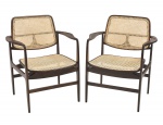 SÉRGIO RODRIGUES (1927 - 2014) - "OSCAR" - Par de Cadeiras com braços em estrutura de jacarandá maciço com seções ovaladas diversas, assento e encosto em palhinha natural e braços esculpidos com desenho anatômico.