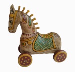 Grande e espetacular cavalo esculpido em bloco de madeira ricamente policromado. Peça de origem asiática de grande beleza. Medida 42x42cm.
