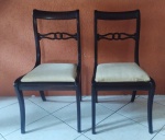 Lote com 2 (duas) cadeiras em madeira nobre estilo regency com estofamento adaptado. Apresentam alguns desgastes. LOTE VENDIDO NO ESTADO.