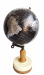 Belo globo com base em madeira com mármore e globo negro com efeitos metálicos. Medida 30 cm de altura e 16 cm de diâmetro de globo.
