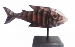 Escultura de peixe em bloco de madeira ricamente esculpido. Medida 25x40cm.