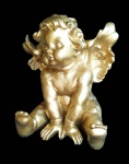 Grande anjo ricamente trabalhado e confeccionado nem material sintético na cor ouro. Medida 40x45cm.