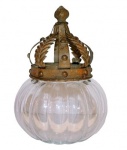 Objeto decorativo em vidro e metal dourado trabalhado em forma de coroa. Medida 23 cm de altura.