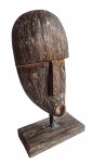 Grande escultura africana em bloco de madeira com riqueza de entalhe. Medida 29x36cm.